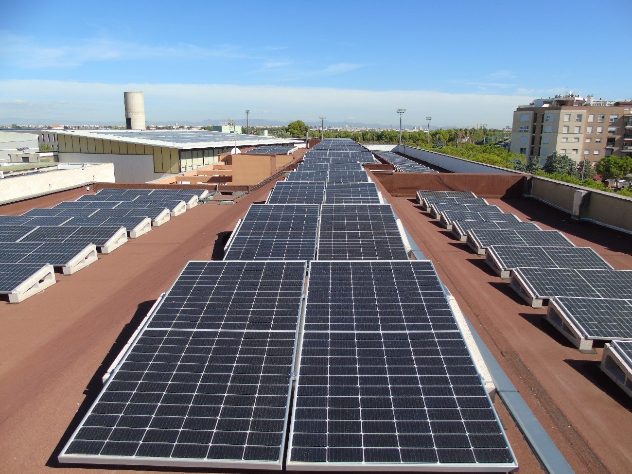 Instalaciones educativas con cubiertas fotovoltaicas para ciudades más sostenibles