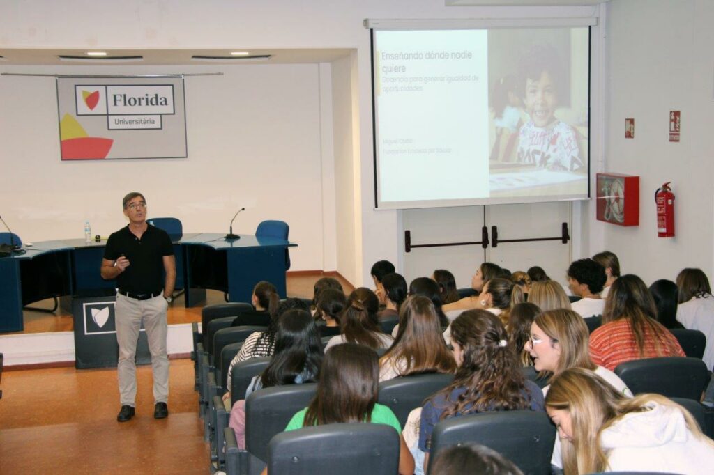 Miguel Costa de la Fundación ‘Empieza por educar’ instruye al alumnado en equidad educativa