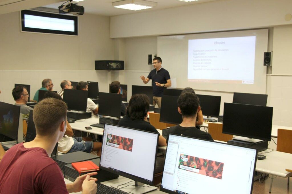 Siete profesionales de la ciberseguridad imparten el curso de especialización de Florida Universitària