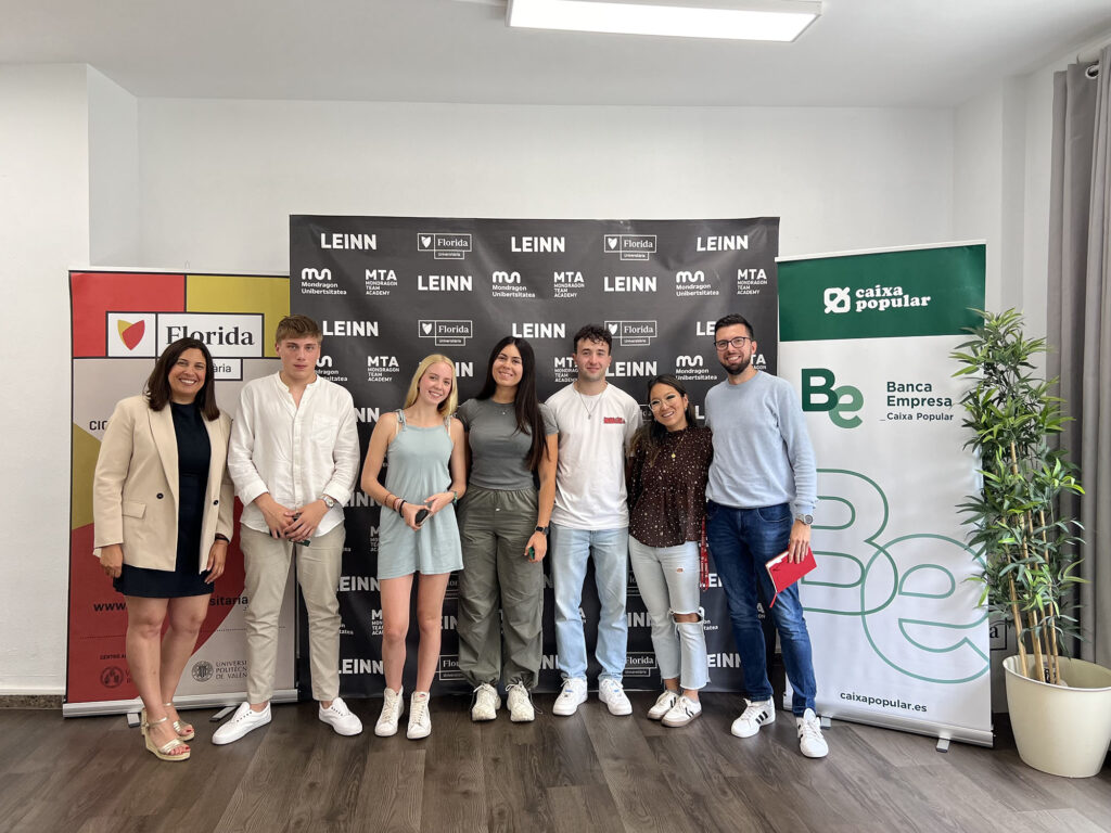 Caixa Popular hace entrega de las becas al alumnado LEINNer