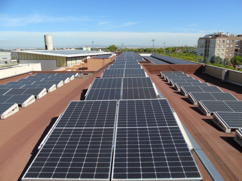 Florida Universitària refuerza su sostenibilidad energética con una instalación fotovoltaica de gran capacidad