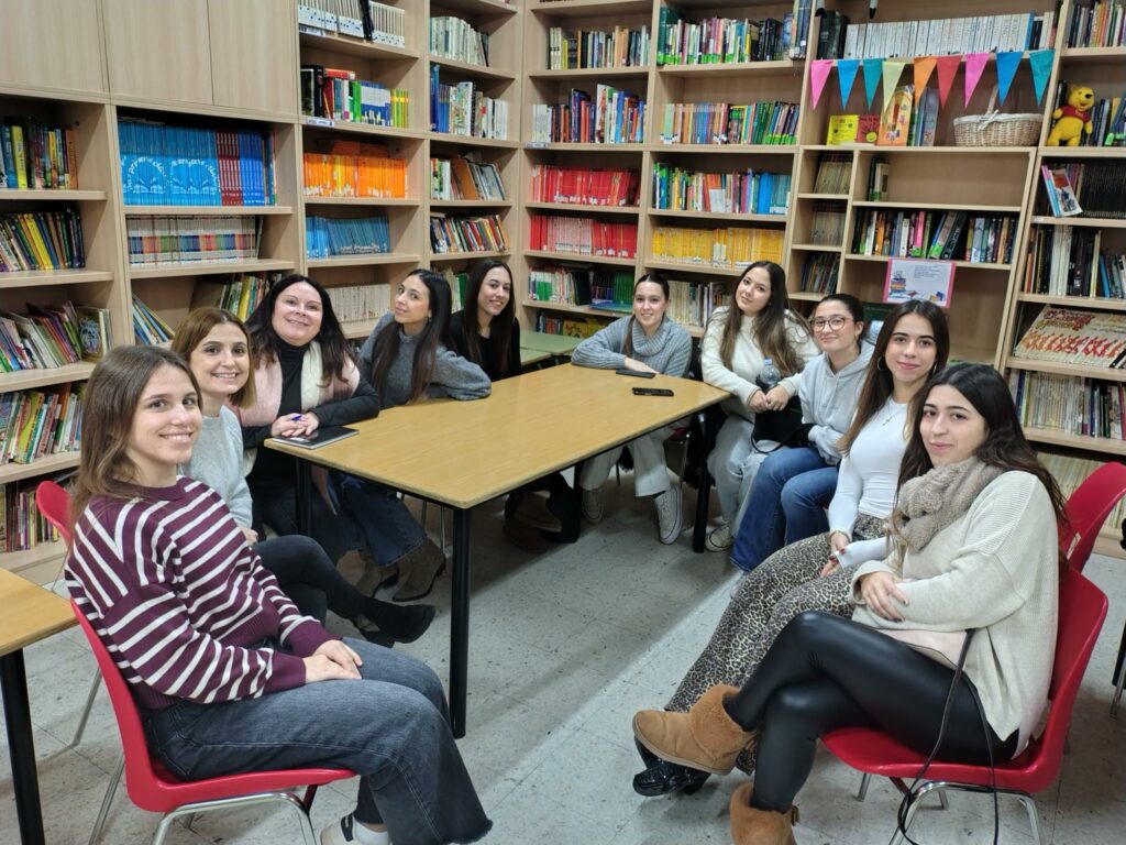 Alumnado de Educación visita contextos educativos vulnerables junto a Fundación EXE