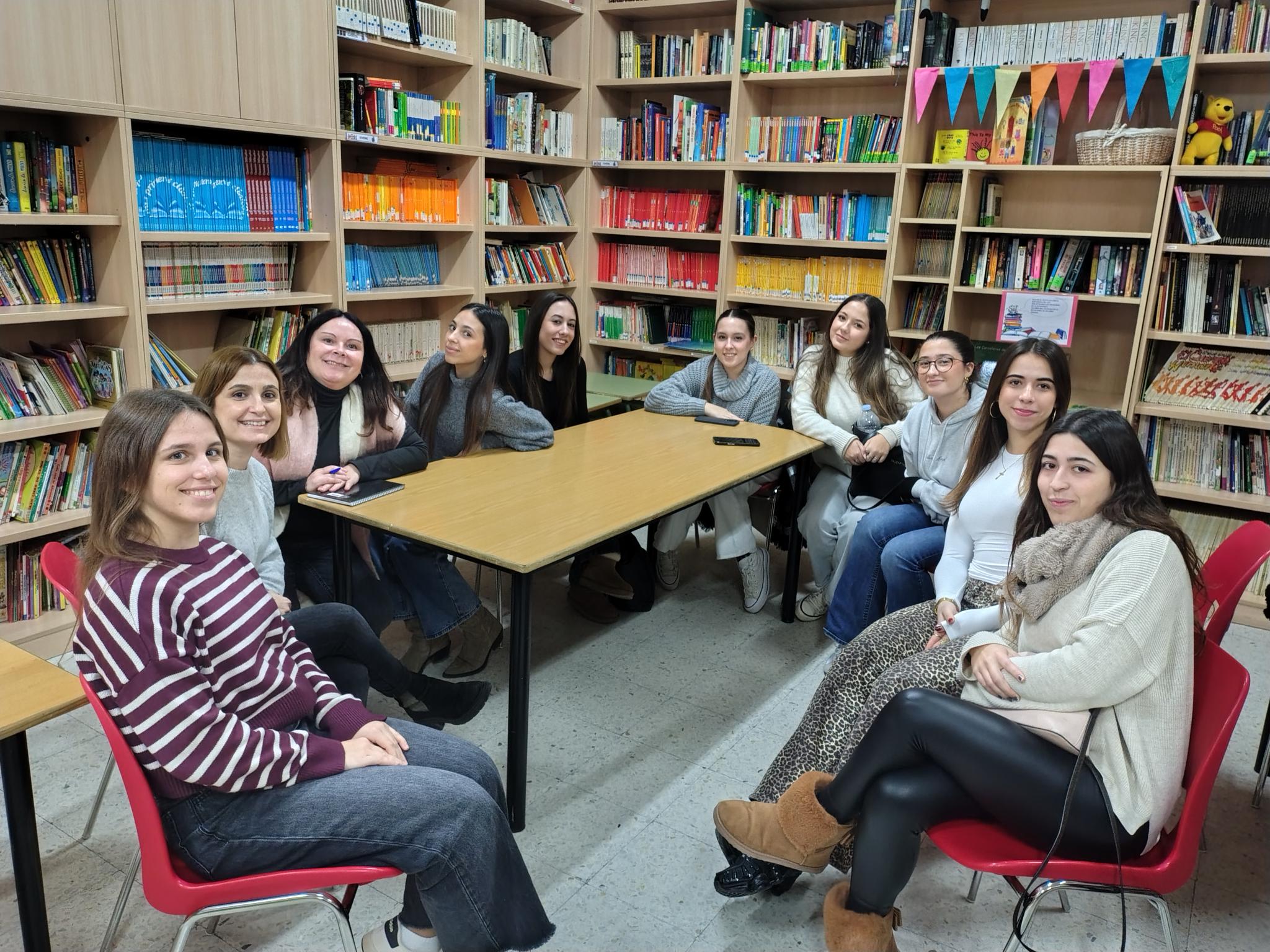 Alumnado de Educación visita contextos educativos vulnerables junto a Fundación EXE