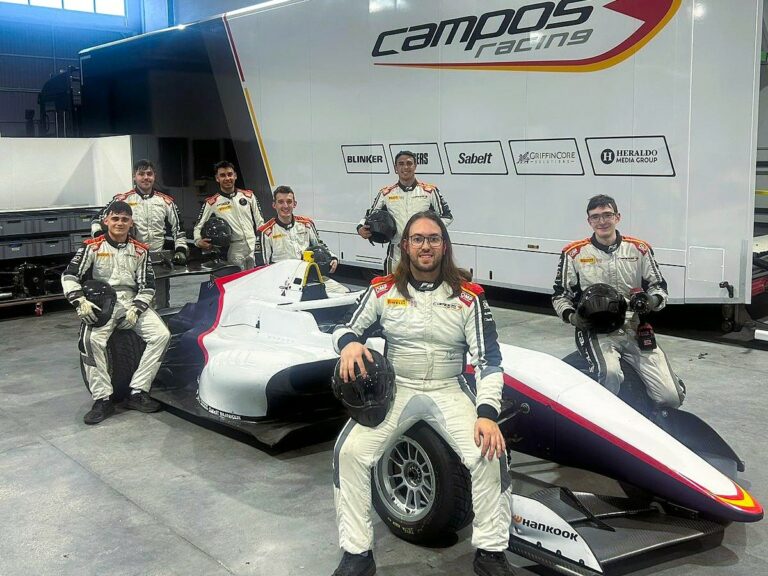 Alumnado de Mecánica de Competición simula un pit stop en una sesión práctica