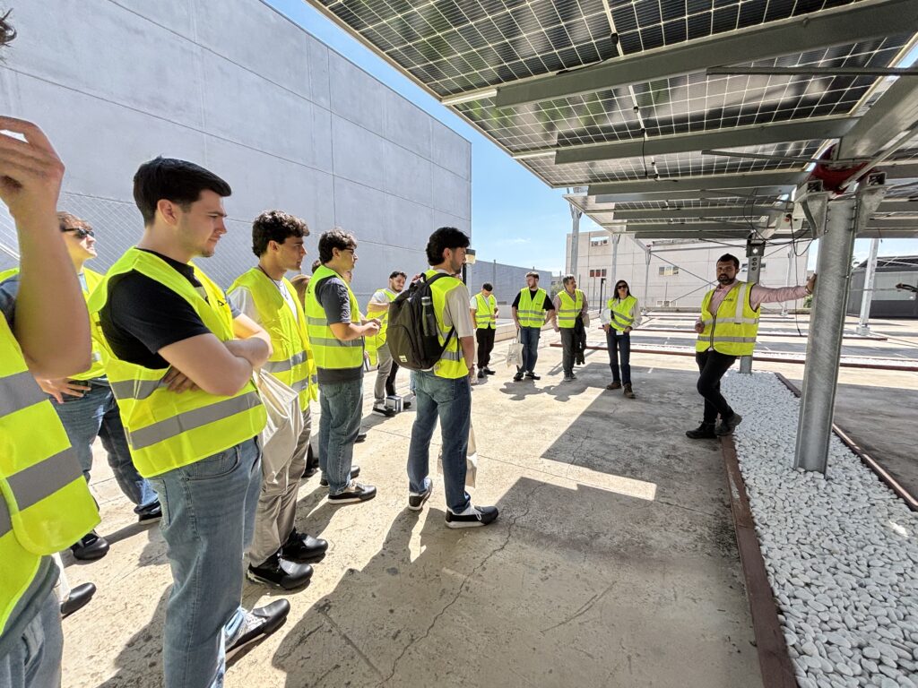 Alumnado de Ingeniería Mecánica conoce AXIAL y el sector de las energías renovables