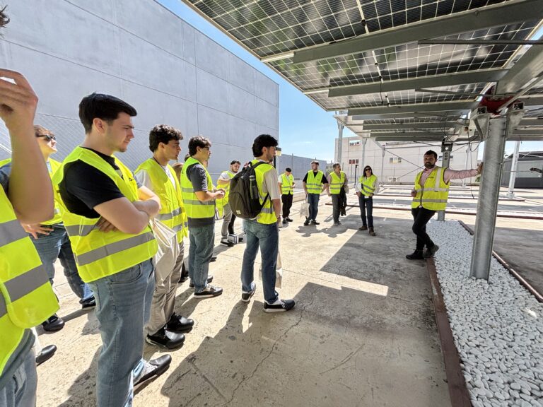 Alumnado de Ingeniería Mecánica conoce AXIAL y el sector de las energías renovables