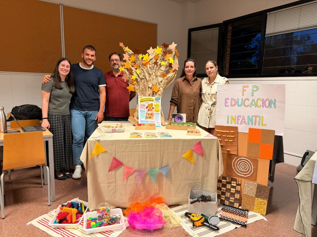 El Máster de Profesorado recrea una Feria de FP para poner en práctica la orientación al alumnado