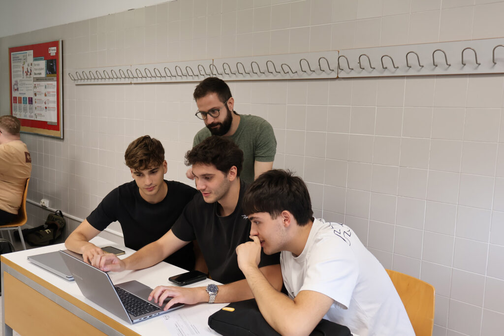 Alumnado de Logística trabaja sobre investigación operativa en supply chain con Decide-Linkroad